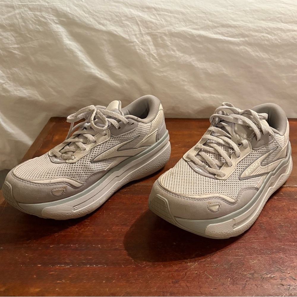 Brooks Women's Ghost Max Athletic Shoes in Gray